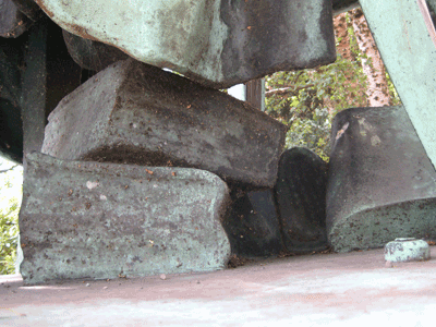 Steinerne Bücher unter einer Statue.